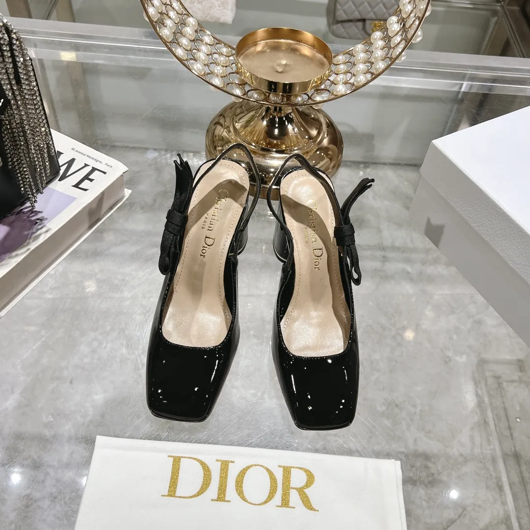 👟👟Ex-factory price 540👟👟Dior 2025 early spring new style Rhodes series women's sandals with special-shaped heel and empty back. Stars' same letter logo with electric embroidery process ➕Hardware buckle high-heeled women's shoes. The outside is decorated with butterflies 🦋knots for decoration, which makes the whole pair of shoes beautiful. 🌟Original development of top-end high-end version Material: imported patent leather upper, water-dyed sheepskin lining, foot pads + Italian leather outsole Heel height: 4cm 7.5cm Size: 35-41 standard code (40.41 customization is not returnable)